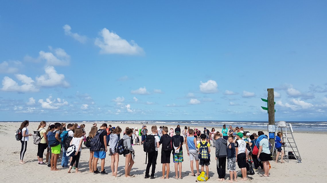 Eine Gruppe Kinder und Jugendlicher am Strand von Baltrum.
