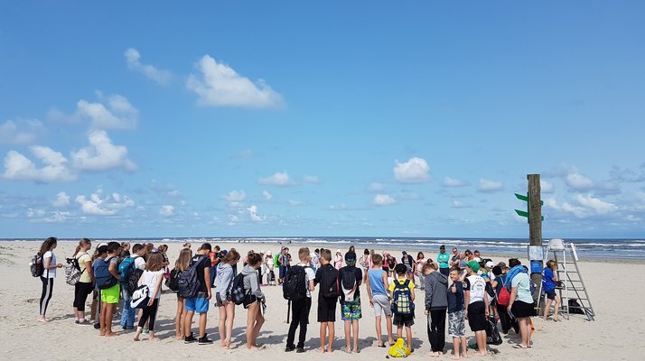 Eine Gruppe Kinder und Jugendlicher am Strand von Baltrum.