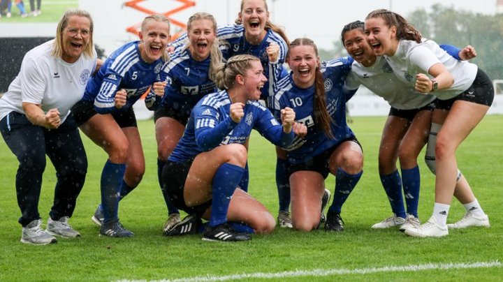 Die Faustballerinnen vom Ahlhorner TV freuen sich über den Gewinn der Deutschen Meisterschaft 2025.