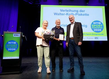 NTB-Vizepräsidentin Tina Pfitzner, der geehrte Christoph Hanning und NTB-Präsident Heiner Bartling (v.l.n.r.) bei der Ehrung im Rahmen der Eröffnung des NTB Sport-Kongresses.