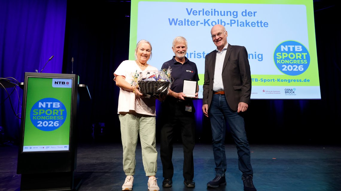 NTB-Vizepräsidentin Tina Pfitzner, der geehrte Christoph Hanning und NTB-Präsident Heiner Bartling (v.l.n.r.) bei der Ehrung im Rahmen der Eröffnung des NTB Sport-Kongresses.