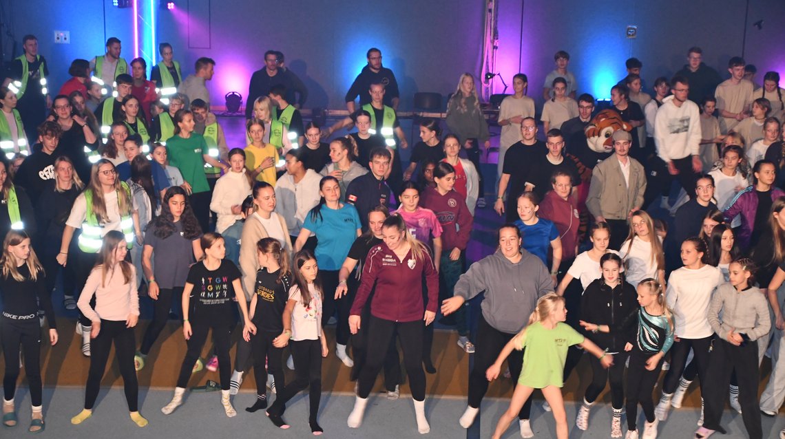 Eine Gruppe tanzender Kinder und Jugendlicher beim TujuTreff.