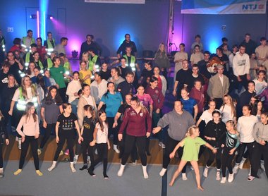 Eine Gruppe tanzender Kinder und Jugendlicher beim TujuTreff.