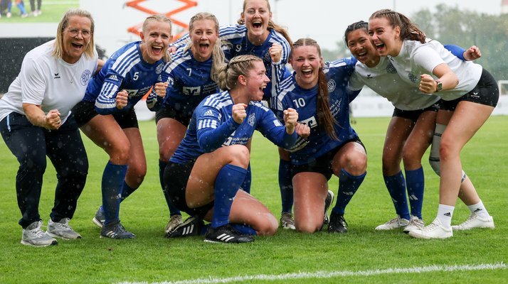 Die Faustballerinnen vom Ahlhorner SV freuen sich über den Gewinn der Deutschen Meisterschaft 2025.