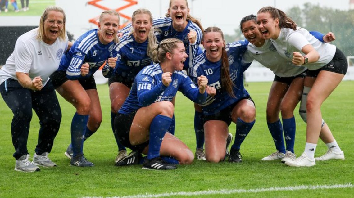 Die Faustballerinnen vom Ahlhorner SV freuen sich über den Gewinn der Deutschen Meisterschaft 2025.