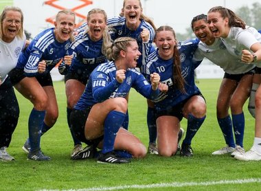 Die Faustballerinnen vom Ahlhorner SV freuen sich über den Gewinn der Deutschen Meisterschaft 2025.
