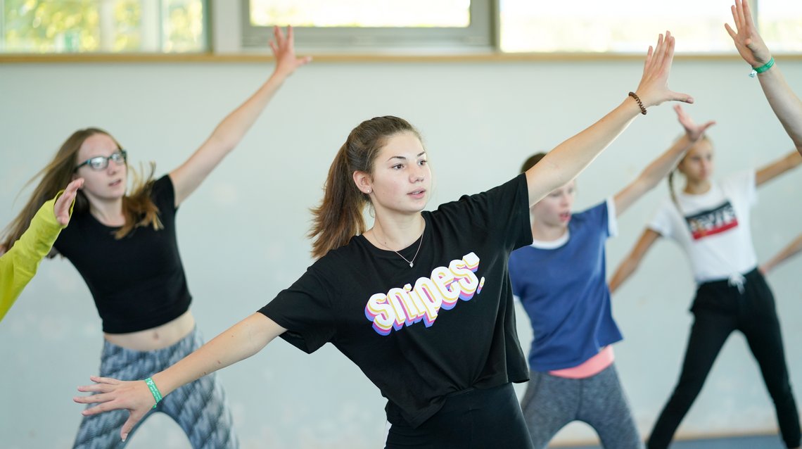 Tanzende Jugendliche bei einem Workshop der NTJ.